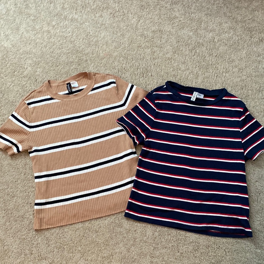 Set of 2 Divided crop shirts size large